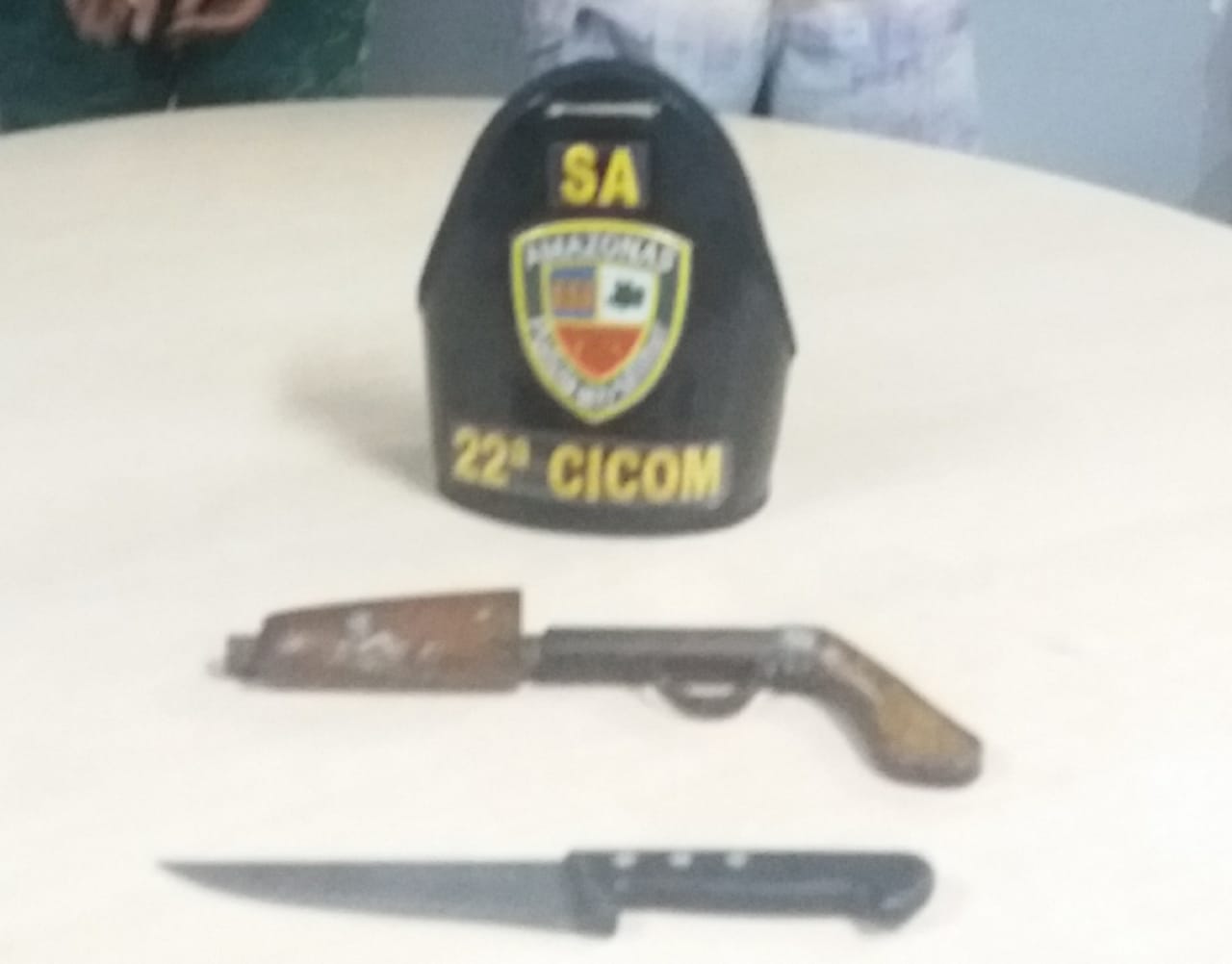 Homem e menor são detidos suspeitos de assalto em praça de Manaus