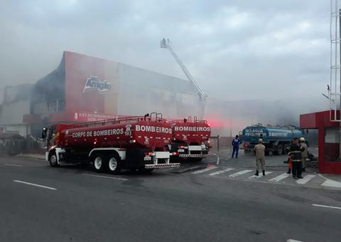 Incêndio destrói supermercado Big Amigão e deixa moradores em pânico em Manaus