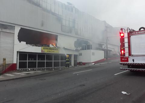 Confira o que restou do supermercado Big Amigão após incêndio catastrófico