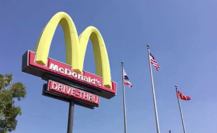 Tiroteio em McDonald's nos EUA  deixa um morto e quatro jovens feridos