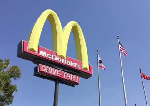 Tiroteio em McDonald's nos EUA  deixa um morto e quatro jovens feridos