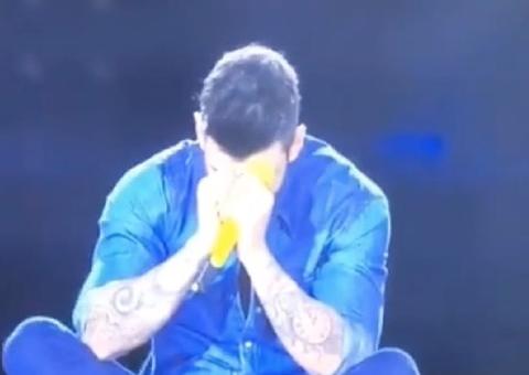 Gusttavo Lima passa mal com crise de ansiedade durante show e é internado em hospital