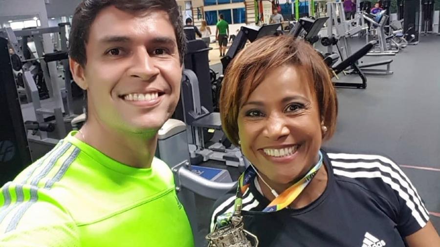 Personal de apresentadora do SBT se emociona em relato: 'caiu nos meus braços e não fiz nada'