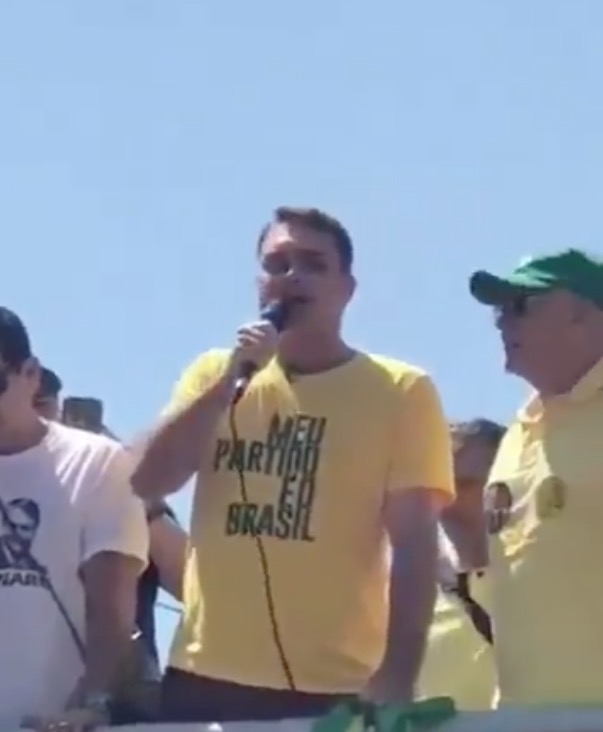 Filho de Bolsonaro diz que pai foi atacado porque 'já está eleito'