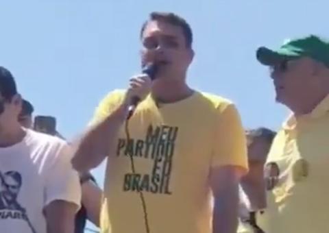 Filho de Bolsonaro diz que pai foi atacado porque 'já está eleito'