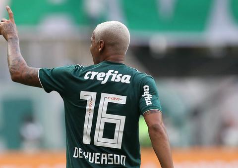 Com gol de Deyverson, Palmeiras bate o Corinthians em clássico