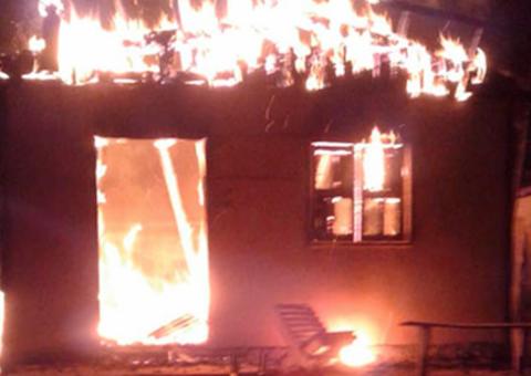 Mulher tranca filhos de 3 e 5 anos em casa e ateia fogo no Amazonas