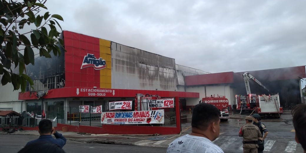 Risco de supermercado Big Amigão desabar faz Defesa Civil interditar casas 