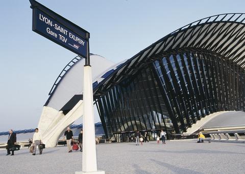 Homem é detido após invadir com carro pista de aeroporto na França