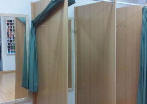 Polícia detém casal flagrado por criança de 9 anos durante relação sexual em provador de loja 