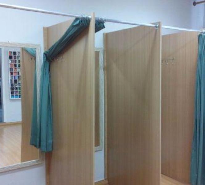 Polícia detém casal flagrado por criança de 9 anos durante relação sexual em provador de loja 