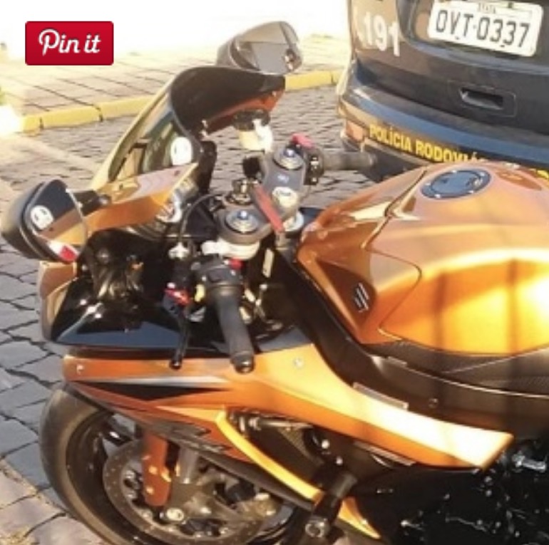 Motociclista fura barreiras policiais, leva R$ 15 mil em multas durante fuga e acaba preso