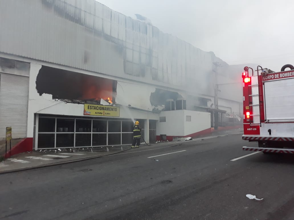 Em Manaus, focos de incêndio no supermercado Big Amigão preocupam moradores