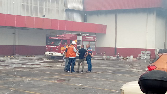 Defesa Civil realiza nova vistoria em residências com riscos por conta de incêndio de supermercado