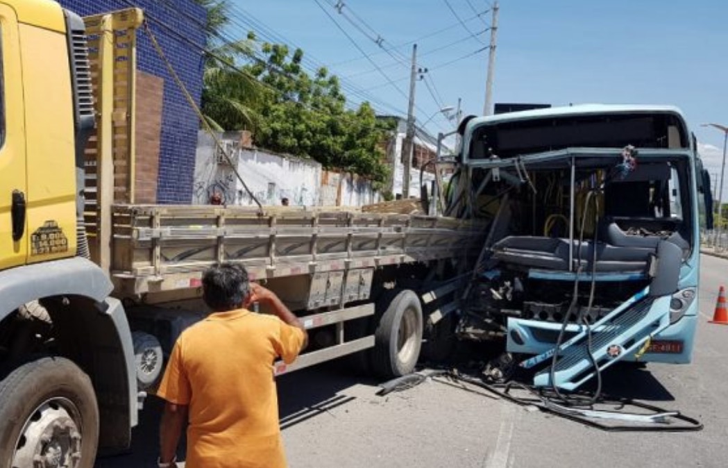 Mãe joga bebê nos braços de evangelizador antes de morrer em acidente de ônibus