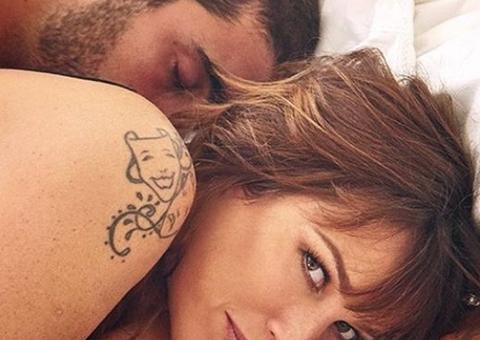 Luana Piovani aparece nua e algemada em noite de sexo selvagem com marido