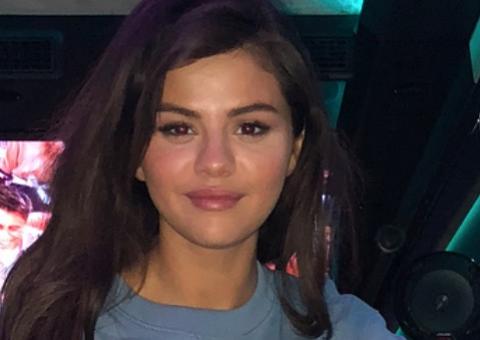 Internautas piram com fotos decotadas de Selena Gomez e suspeitam de silicone
