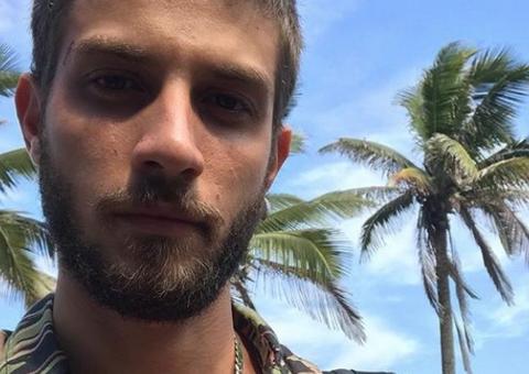 Chay Suede é visto aos beijos com Fernanda Paes Leme
