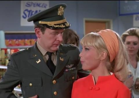 Aos 91 anos, morre Bill Daily, ator de 'Jeannie é um Gênio'