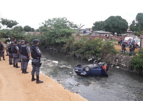 Perseguição policial termina com três presos e carro roubado destruído em Manaus