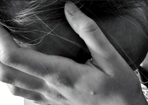 Menina de 13 anos denuncia mãe e padrasto após ser estuprada e agredida com barra de ferro