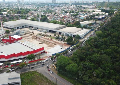 Caminhão desgovernado colide com viatura da DEHS e mais dois carros em Manaus