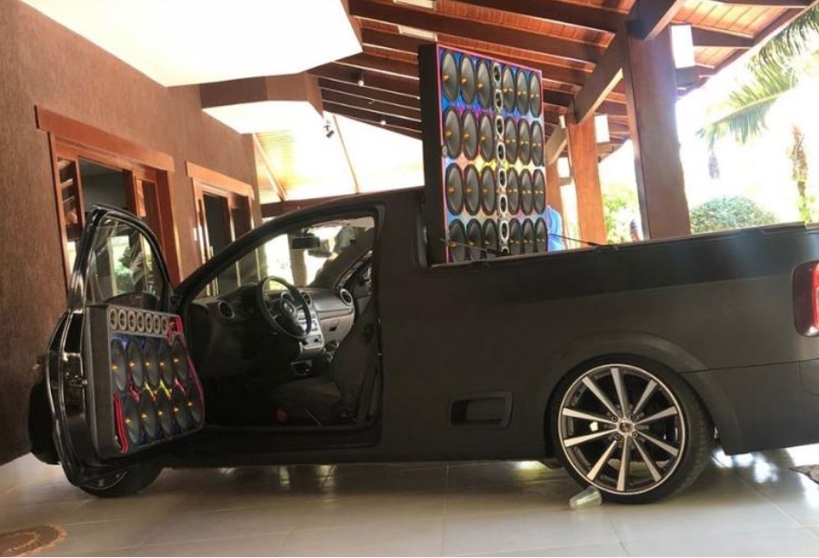 Marília Mendonça mostra novo carro com paredão de som e é criticada