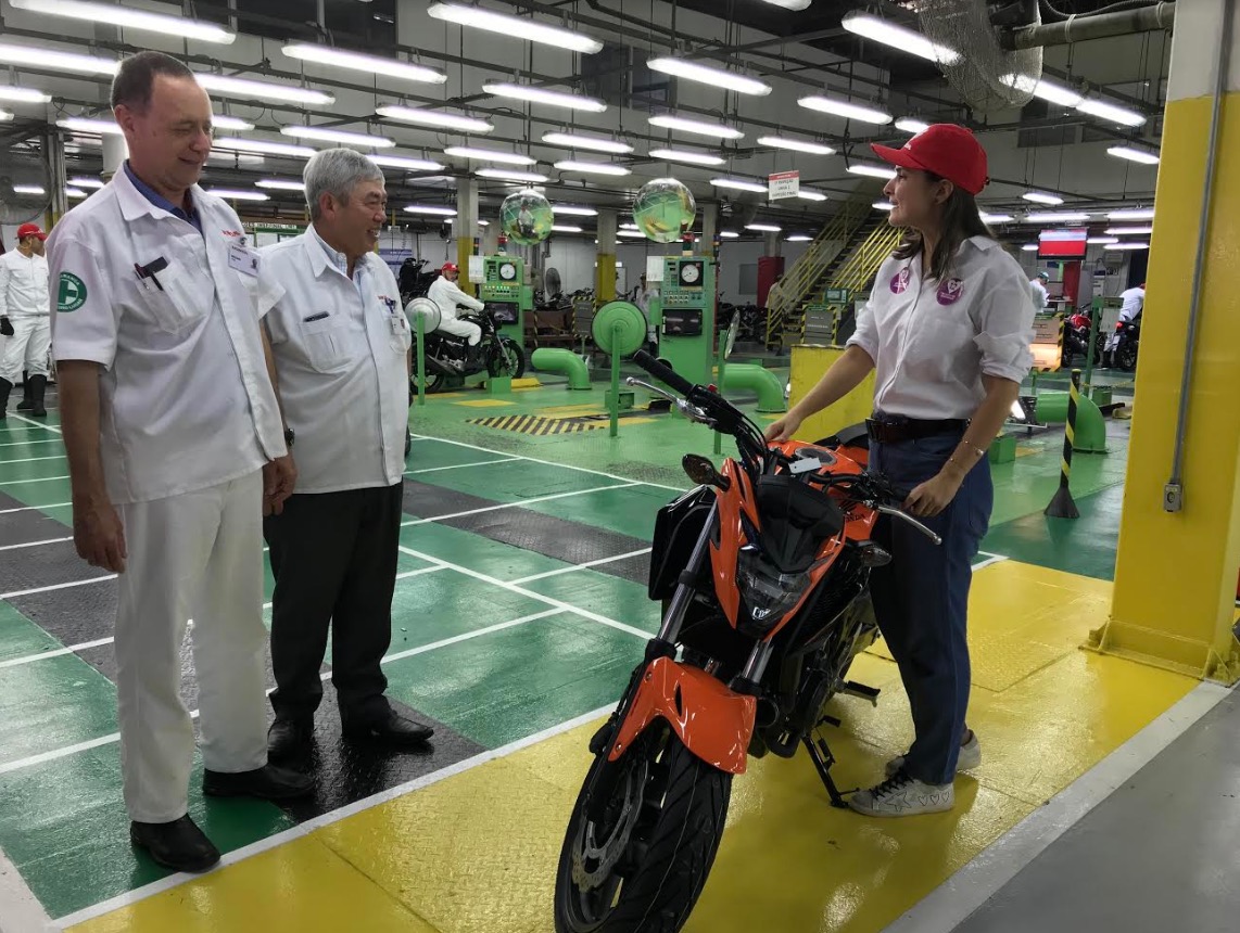 Rebecca Garcia visita fábrica de duas rodas do PIM e comemora retomada de produção