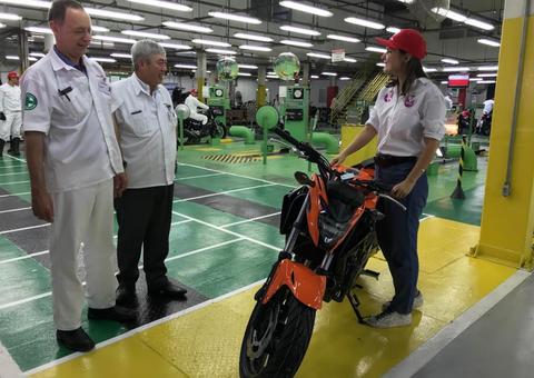 Rebecca Garcia visita fábrica de duas rodas do PIM e comemora retomada de produção
