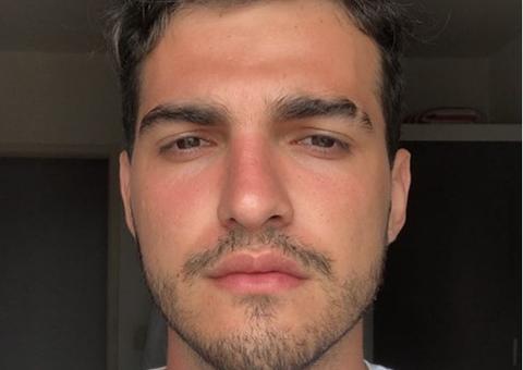 Cantor Jão tem Twitter hackeado e é atacado com mensagens homofóbicas e pró-Bolsonaro 