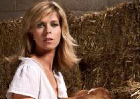 Apresentadora de TV choca ao desabafar sobre ter amamentado bezerro 