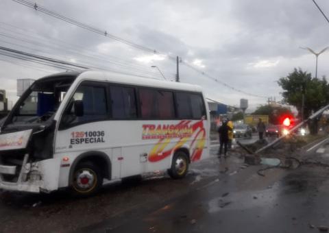 Micro-ônibus desgovernado derruba poste e causa caos no trânsito na av. Cosme Ferreira