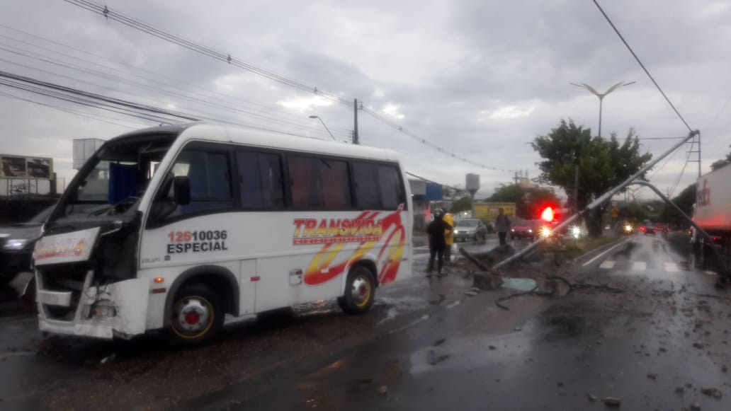Micro-ônibus desgovernado derruba poste e causa caos no trânsito na av. Cosme Ferreira