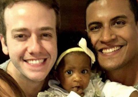 Ator Pablo Sanábio e marido adotam menina e preparam festa de 1 ano