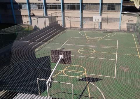 Menino de 12 anos é baleado dentro de escola, diz polícia 