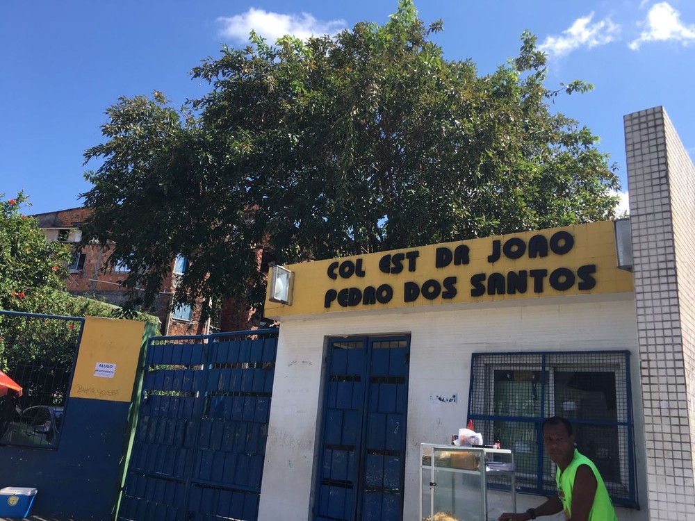 Menino de 12 anos é baleado dentro de escola, diz polícia 