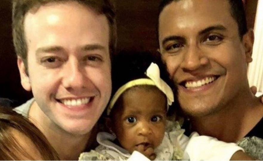 Ator Pablo Sanábio e marido adotam menina e preparam festa de 1 ano