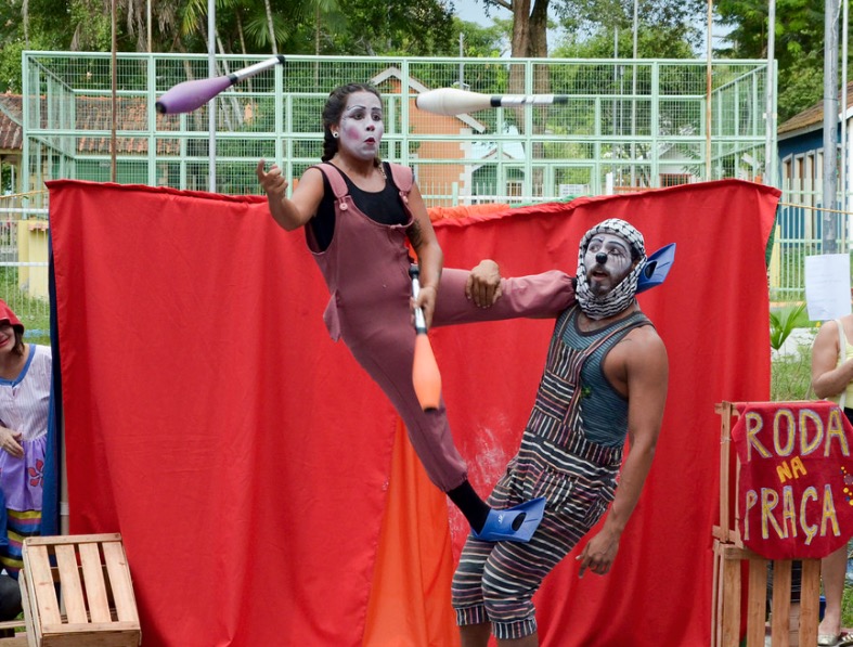 Projeto Roda na Praça promove oficina de tecido acrobático