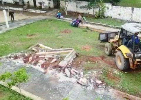 Parte de praça em Manaus é demolida, saiba o motivo