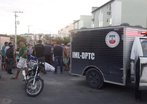 Acidente entre micro-ônibus e motocicleta deixa homem morto e adolescente ferida em Manaus