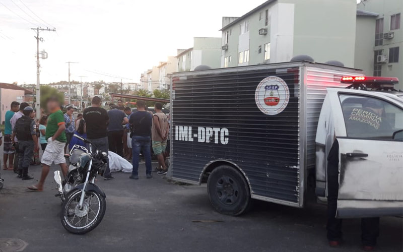 Acidente entre micro-ônibus e motocicleta deixa homem morto e adolescente ferida em Manaus