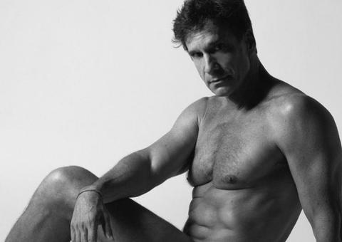 Aos 60 anos, Victor Fasano posa nu e impressiona com corpo sarado