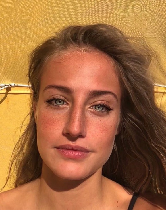 Bruna Griphao sensualiza e impressiona por bumbum empinado