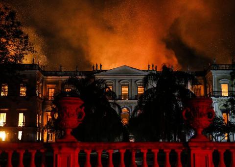 Campanha pede doação de livros para biblioteca do Museu Nacional
