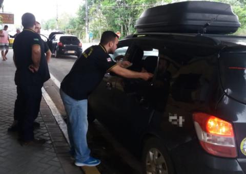 A caminho de retiro, motorista é flagrado transportando 15 menores sem documentos