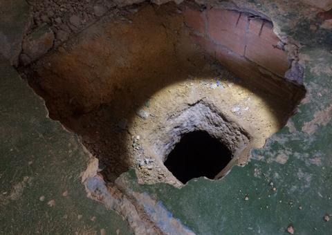 Buraco profundo que seria usado para fuga de presos é encontrado em revista no Compaj