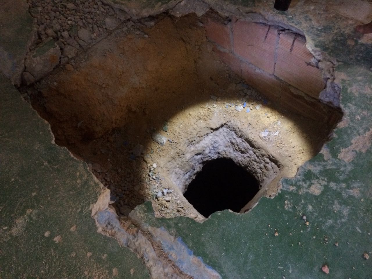 Buraco profundo que seria usado para fuga de presos é encontrado em revista no Compaj