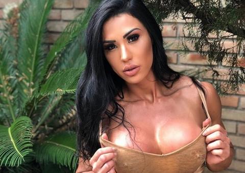 Gracyanne Barbosa malha com short rasgado e deixa bumbum gigante à mostra