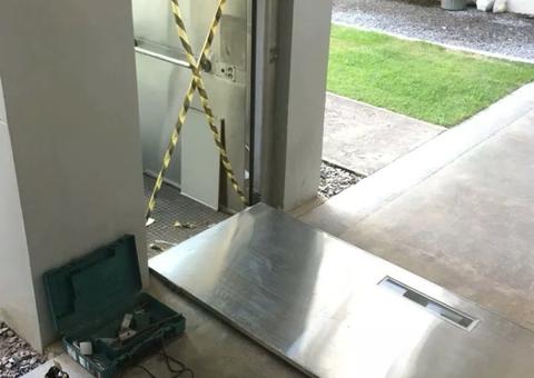 Porta de elevador despenca sobre criança de dois anos em universidade