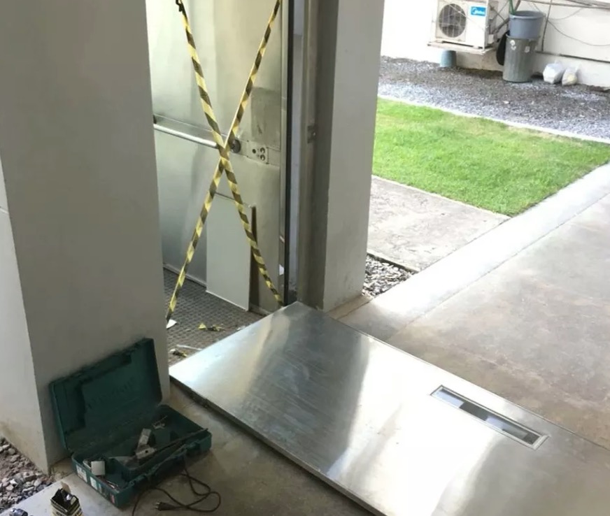 Porta de elevador despenca sobre criança de dois anos em universidade